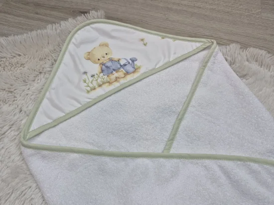 Бебешка хавлия с бродерия Теди, зелено