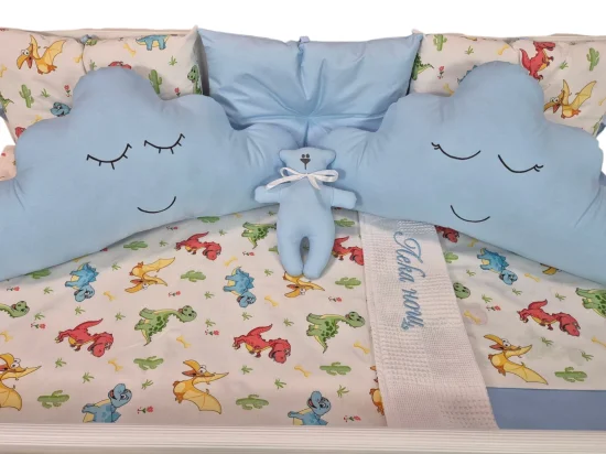 Бебешки комплект за кошара Дино – пълен сет с обиколник, завивка, чаршаф, калъфка и мече | 40% намаление