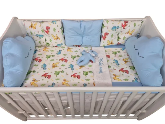 Бебешки комплект за кошара Дино – пълен сет с обиколник, завивка, чаршаф, калъфка и мече | 40% намаление