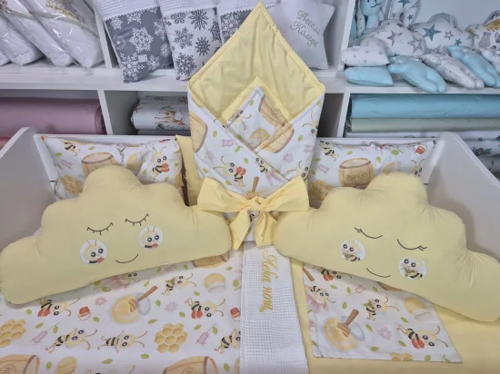 Бебешки комплект за кошара Мед и жълто – пълен сет с обиколник, одеялце, чаршаф, калъфка и порт бебе | 50% намаление